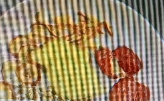 胃胀、大便粘马桶，这可能是脾胃湿热在作祟。很多人一吃油腻、辛辣就胃胀嗳气，嘴巴苦