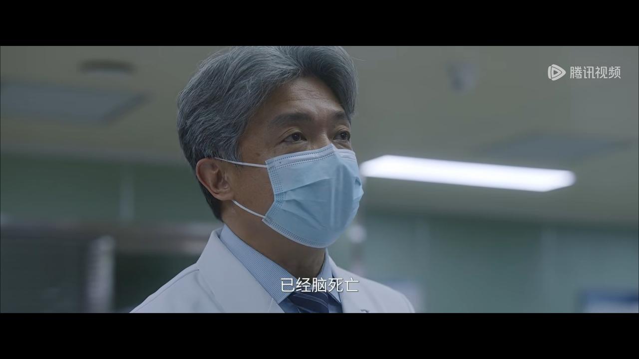 手术大门走出去了，病人家属还拉着医生说是不是有什么问题，甚至还举报了那个医生。而