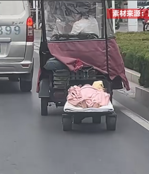 “心太大了！”6月26日，河南新乡，一女子骑着三轮车在机动车道上快速行驶，三轮车