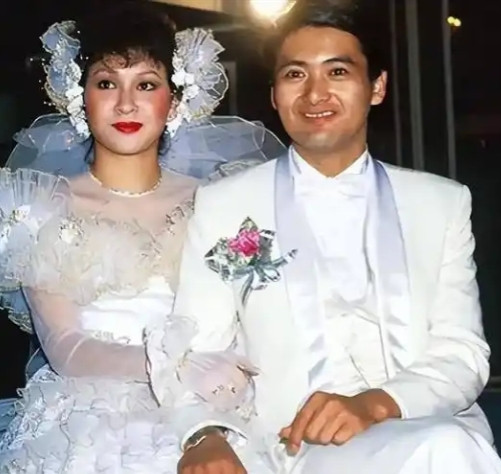 1991年，周润发老婆陈荟莲已经怀孕9个月，在临盆前一星期，她突然发现，肚子里一