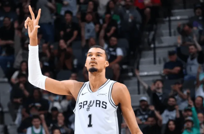 NBA常规赛马刺以131-136不敌掘金。本场比赛，马刺球员斯蒂芬-卡斯尔出