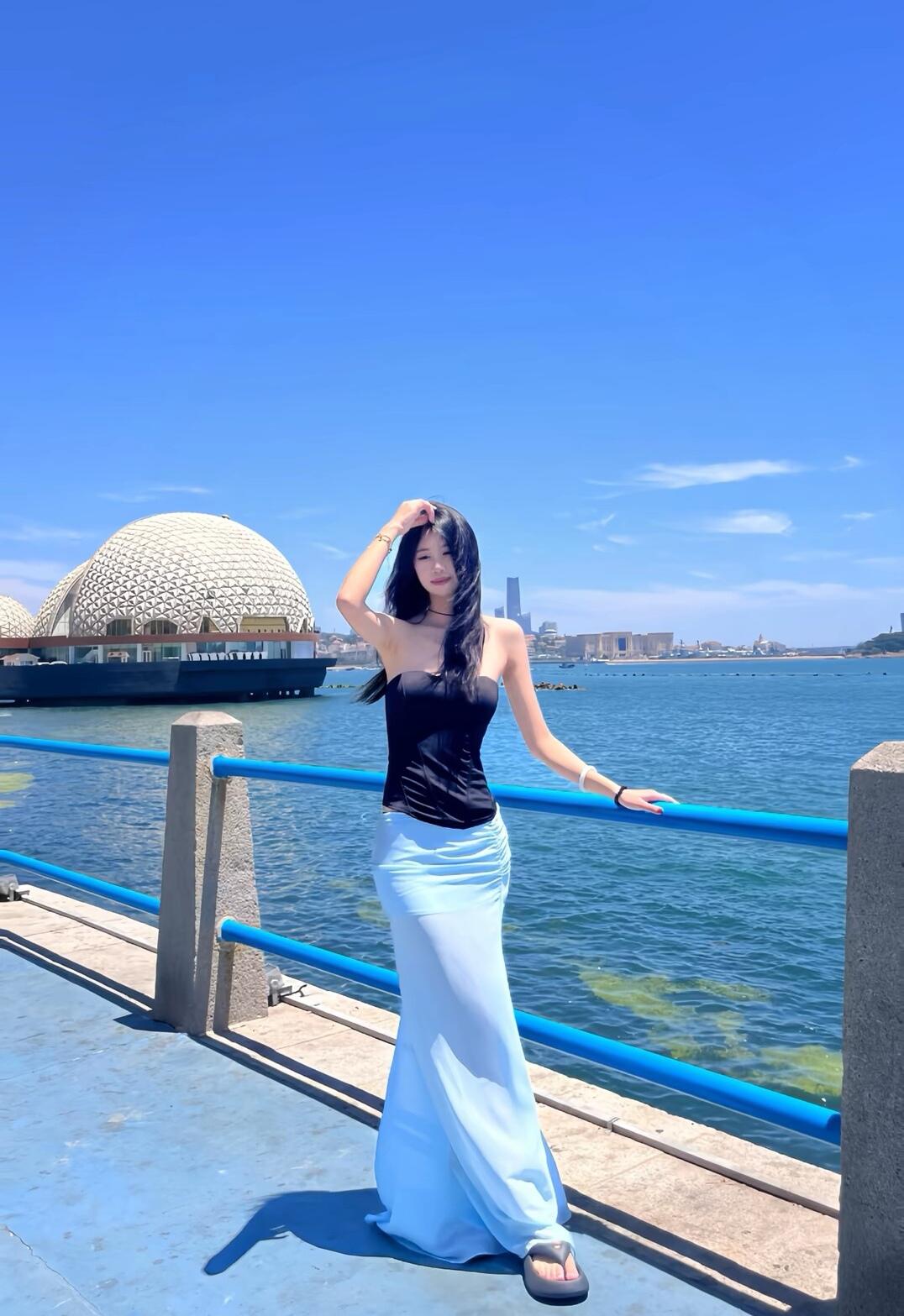 海边漫步，轻纱飘逸，阳光明媚，尽享美好时光。🌊💃🌞