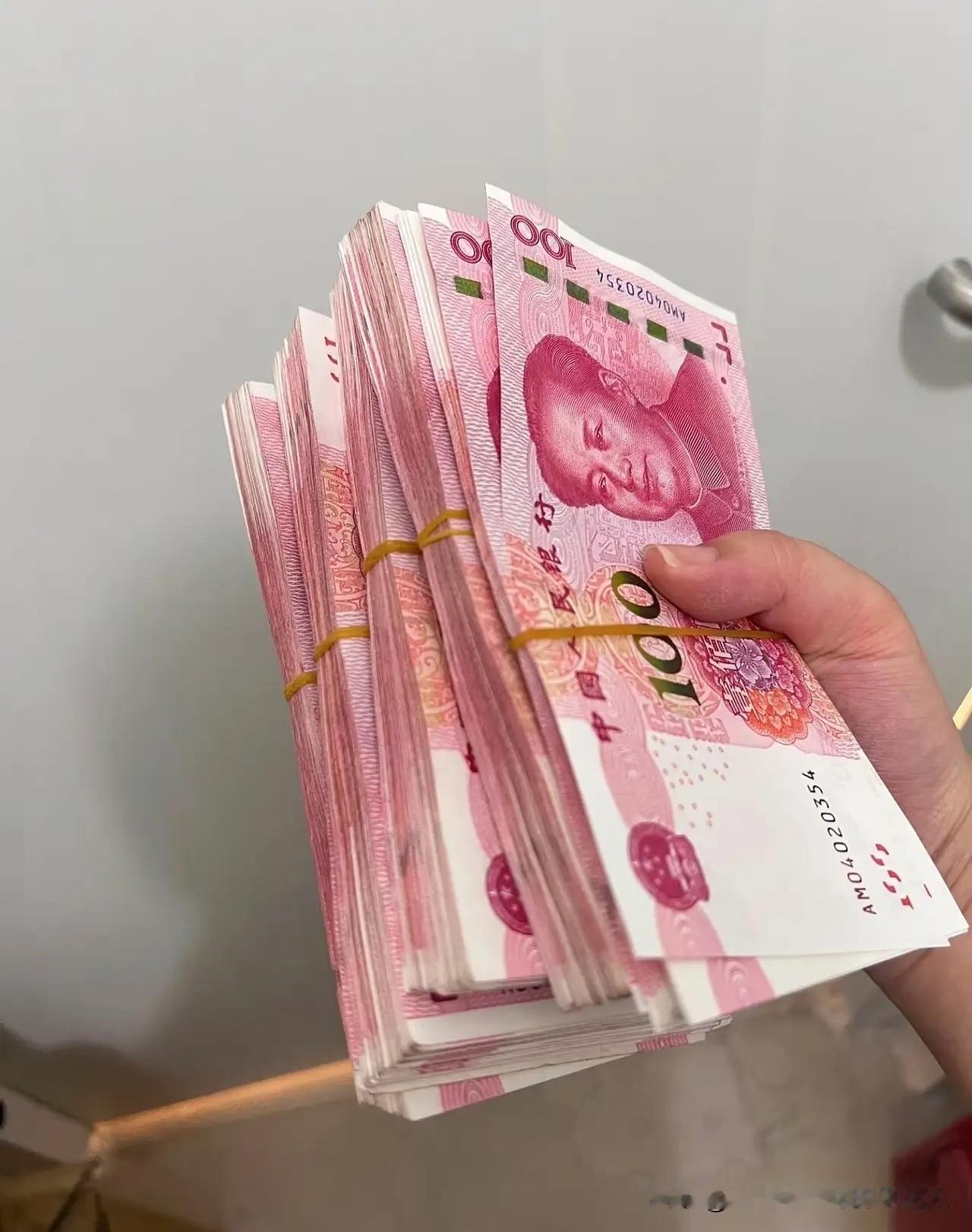 刚从银行回来，我真心给大家提个醒：如果手里有五万或者十万的现金，千万别轻易拿去投