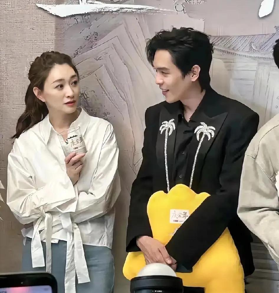 无意看到李小冉和张若昀这照，我被李小冉吸引住了，演长公主时不觉得她有什么魅力，直