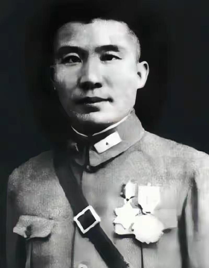 1945年，国民党三个王牌师合力围歼日军一个联队，美式冲锋枪和机关炮火力全开。可
