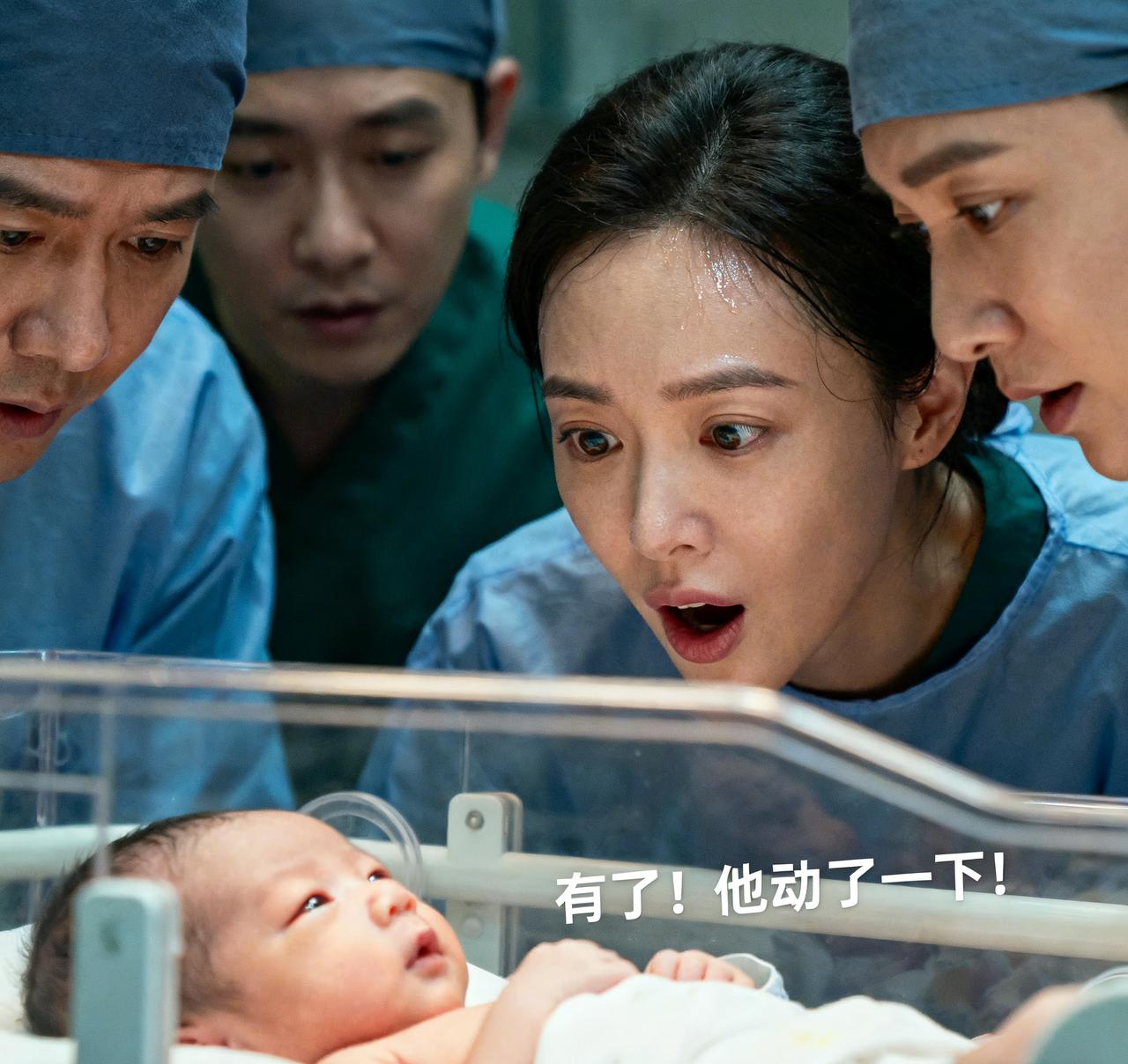 医院一名孕妇生了个男孩，婴儿没呼吸，拍来拍去不哭，主产医师都要放弃了，实习的女护