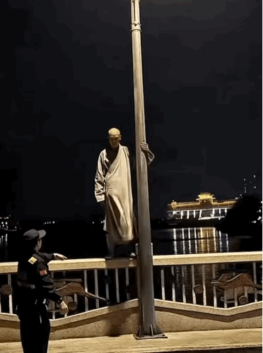 扶灯法师释静觉还是跳江自尽了！大师的弟子在努力的劝说希望他不要跳河，旁边的警