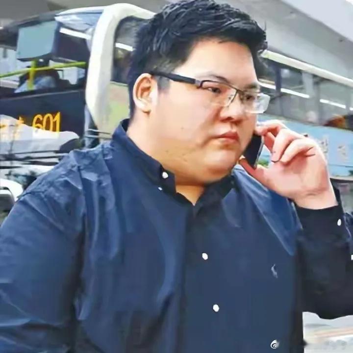 多子女家庭里，“一碗水端平”从来不是简单的事。父母嘴上说着“都一样疼”，但言谈间