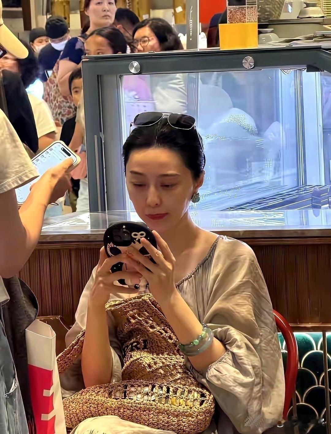 老了就和她妈妈长得一样了。男女都一样，过了45岁，都是中老年人的模样。只是男人更