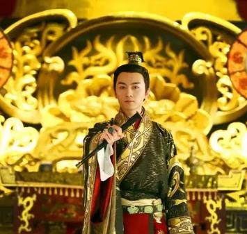 公元前91年，廷尉监丙吉巡视牢房，突然目光停在一女囚上。他大步上前，低声说：“帮