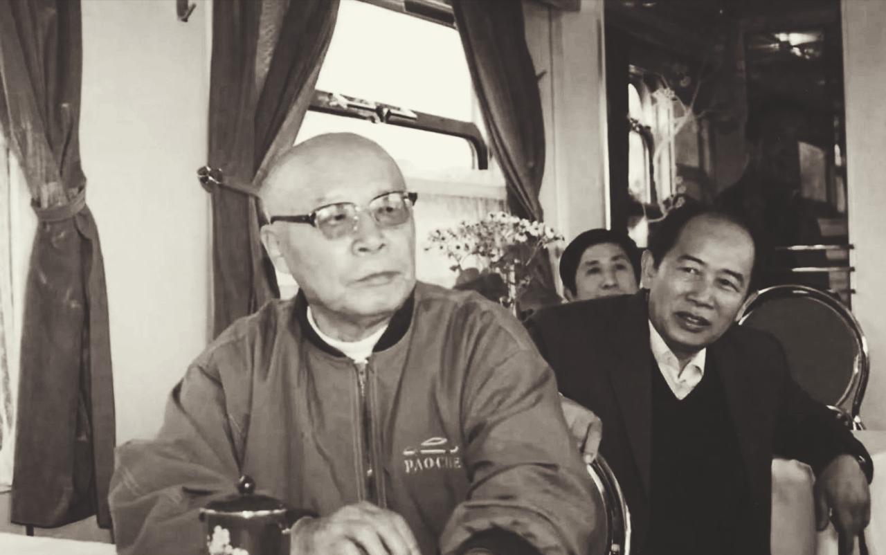 1967年，在京郊通县，铁道部部长吕正操陷入艰难处境。一天，几个人闯进房间动手就