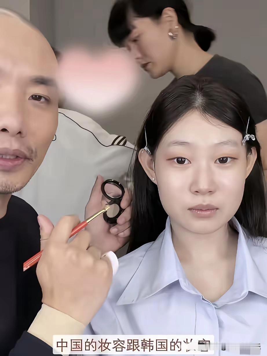 沈佳润的化妆师是彩妆界一哥王亚飞，据说每次化妆费八万起步，甚至有消息称他给沈佳