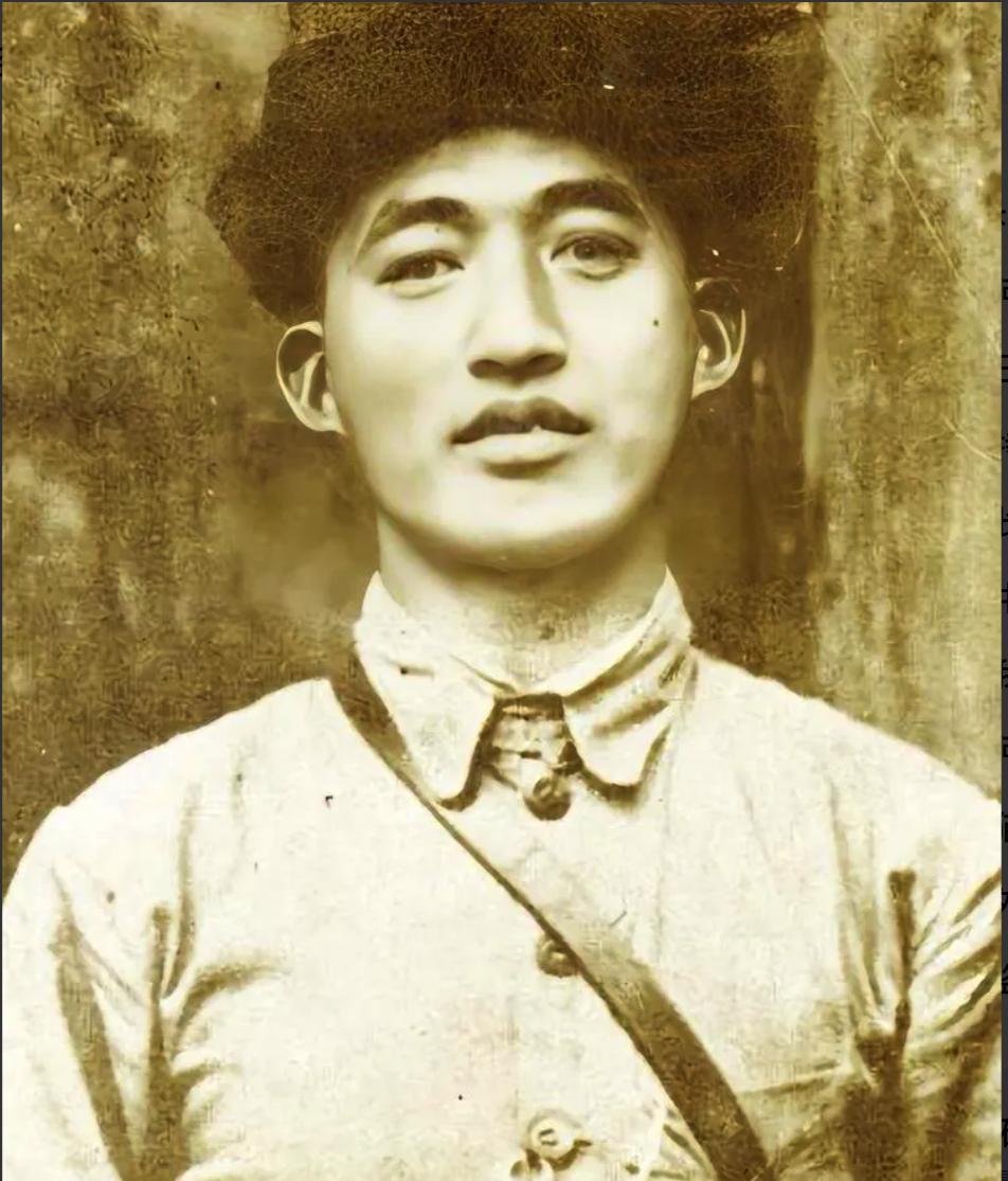 1933年，红25军军长吴焕先率部途经家乡，路上遇到一具女尸，他走近一看，脸色大