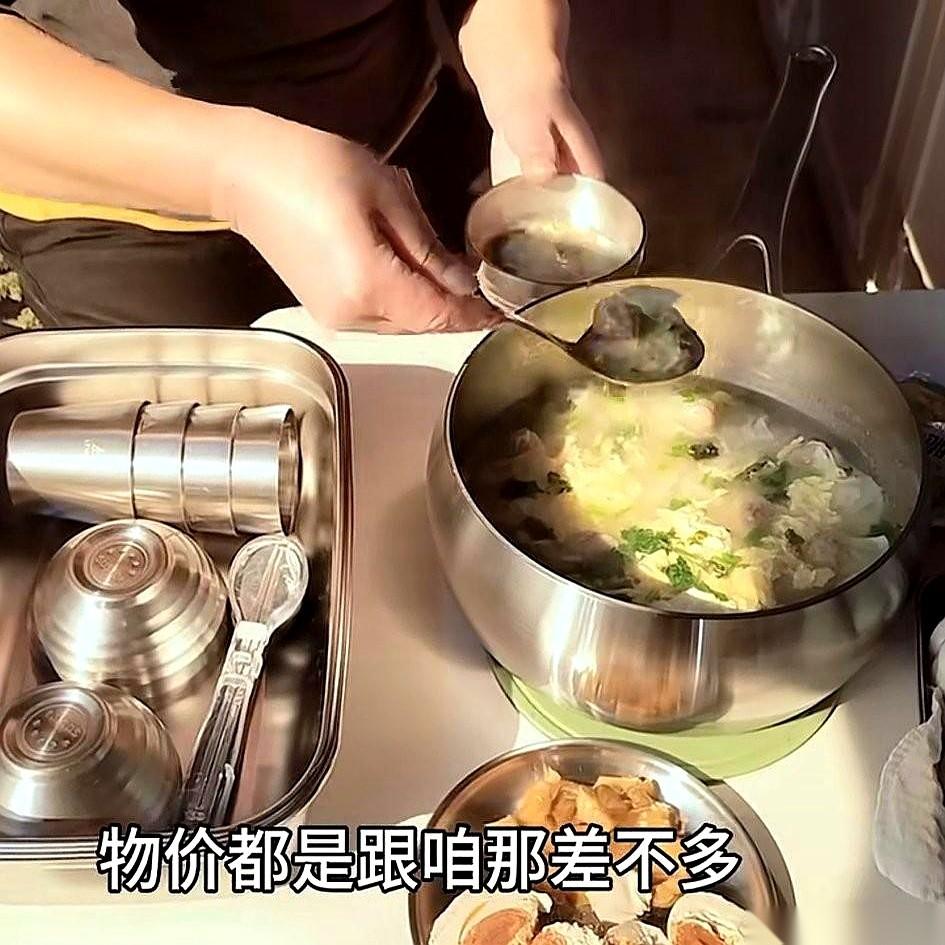 一对天津老两口，把面包车改成房车，就这么上路了。不住酒店，不下馆子，吃喝拉撒全