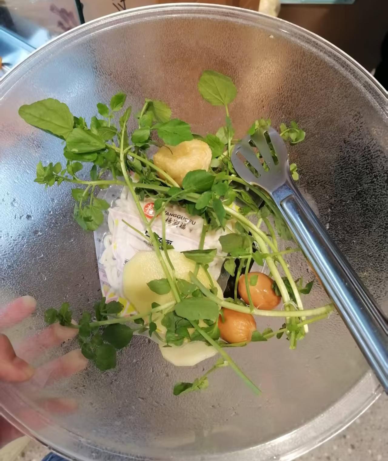 好逆天的价格…这是网友吃杨国福麻辣烫然后回来发的朋友圈由于本身也不怎么饿