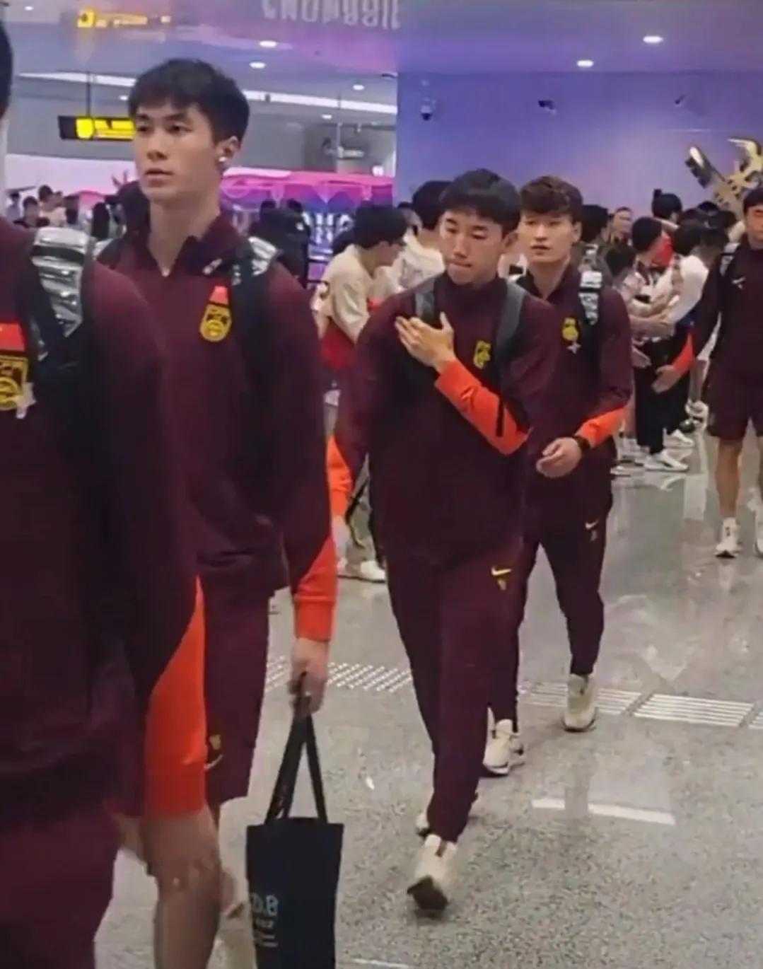 败军队伍谁出钱让他们住五星级酒店连亚州三流国家都踢不赢，世界杯也进不了，来到重