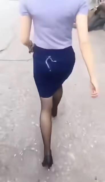 前面的姐姐裙子脏了，要不要告诉她呢