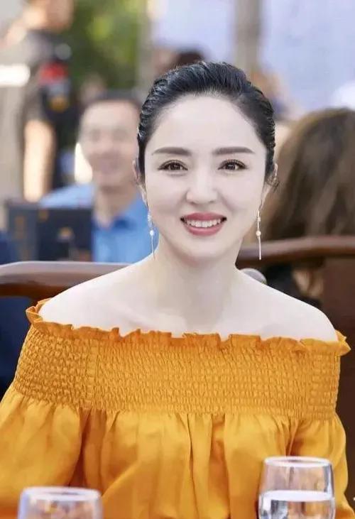董璇的二婚丈夫张维伊，比董璇小8岁，名气只能算十八线，长得乖巧，说话没有什么攻击