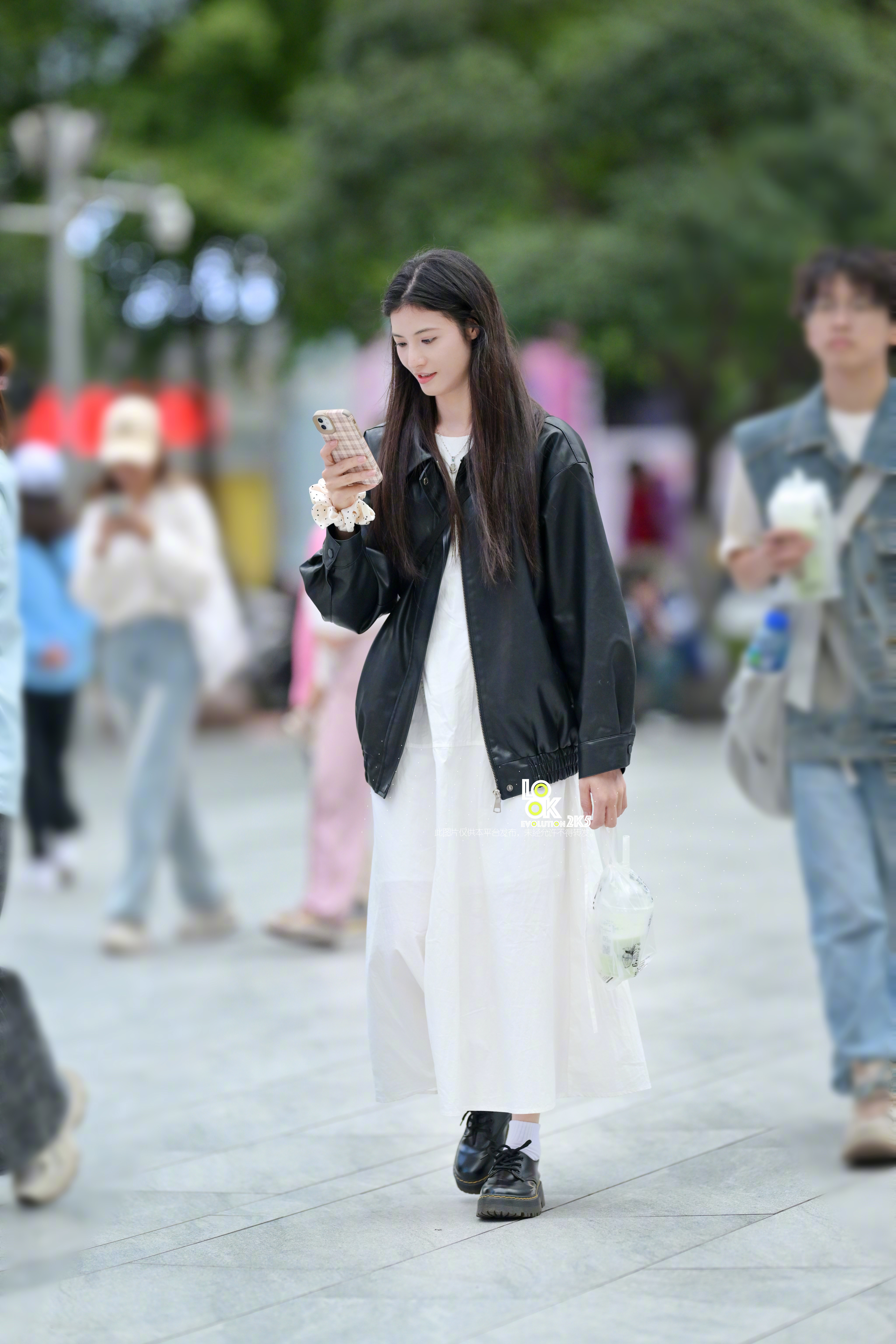 好认真哦！手机好好玩的样子