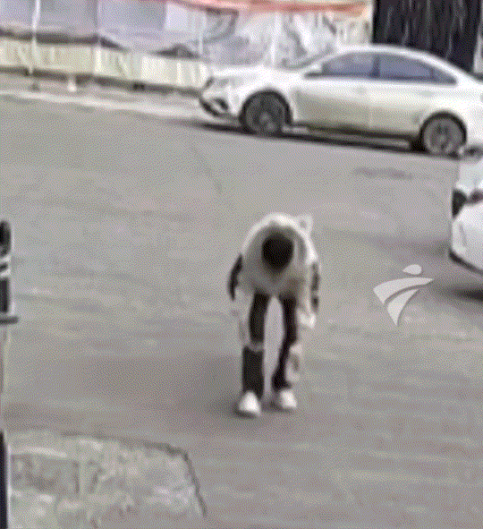 浙江金华，12月18日报道，一小伙弯腰在马路上系鞋带，期间一货车倒车时就没留神到