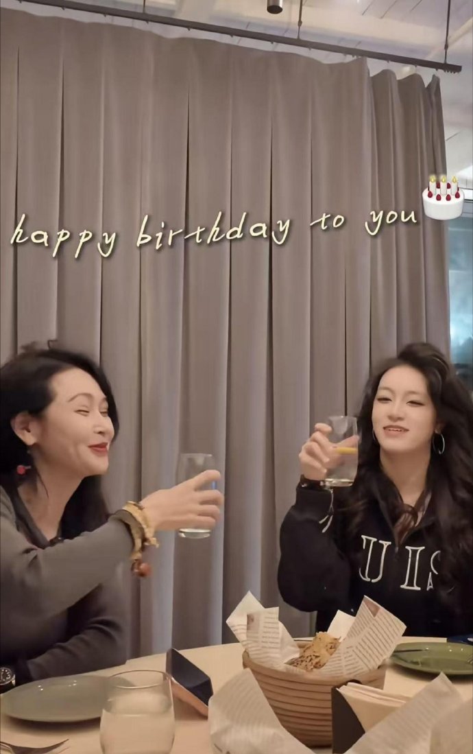 于明加给大女儿庆祝17岁生日，祖孙三代同框都很美，神秘老公胡俊缺席​​​