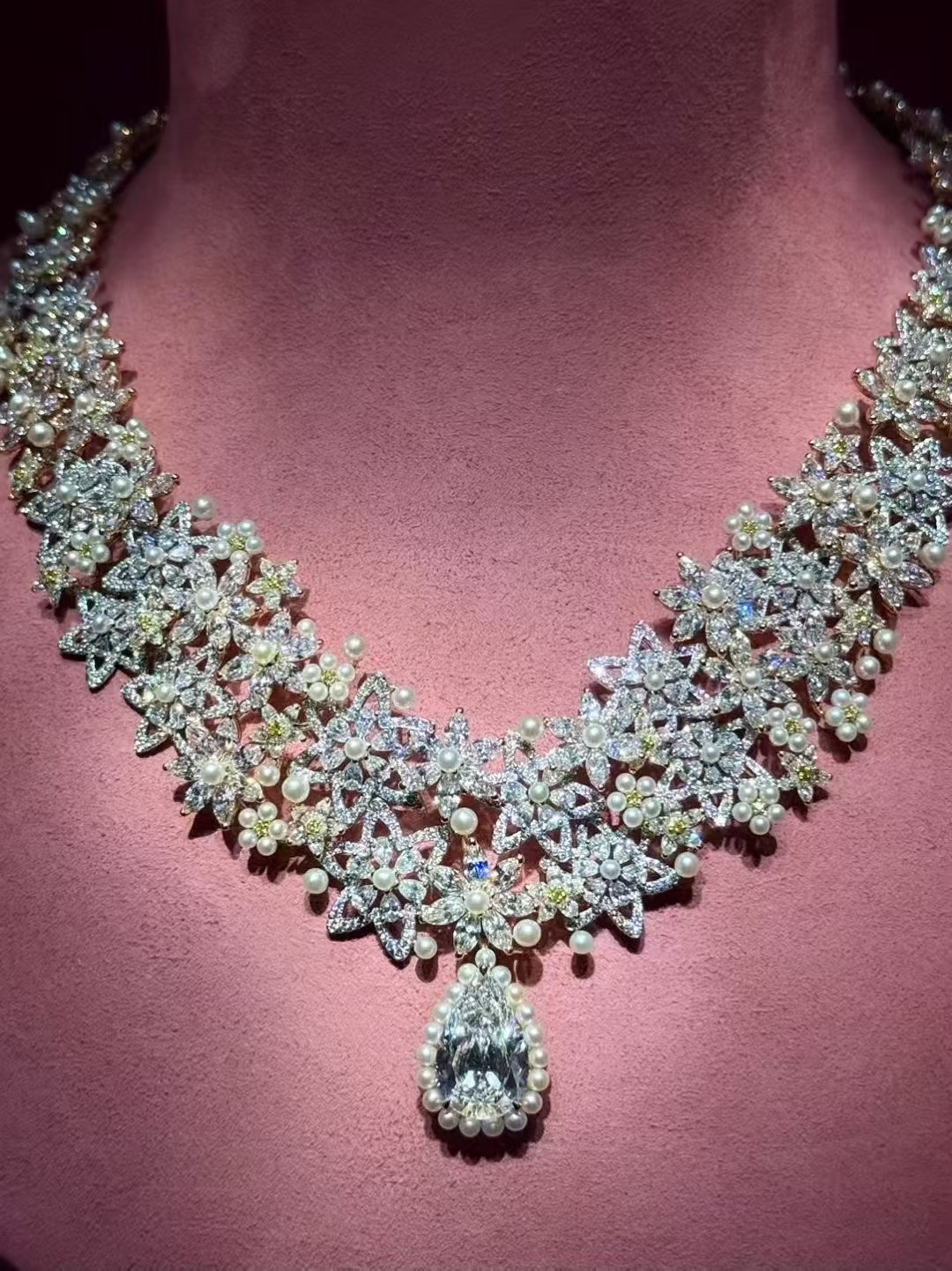 Dior “盛景繁花”高珠，以珠宝展现春花烂漫的美景，寓意美好希望。
