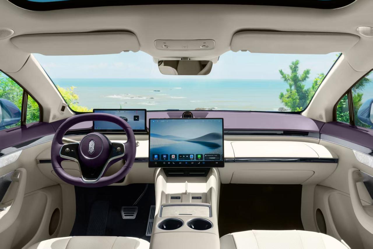 很多人担心：风阻做低了，车身是不是就得压得很矮？通过性会不会大幅下降？智界R7纯