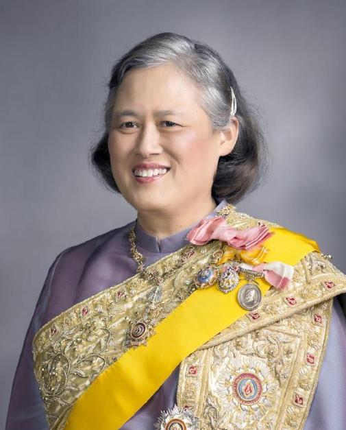 错失王位的诗琳通公主，71岁高龄，依旧在为王室服务。1979年普密蓬·阿杜德陛