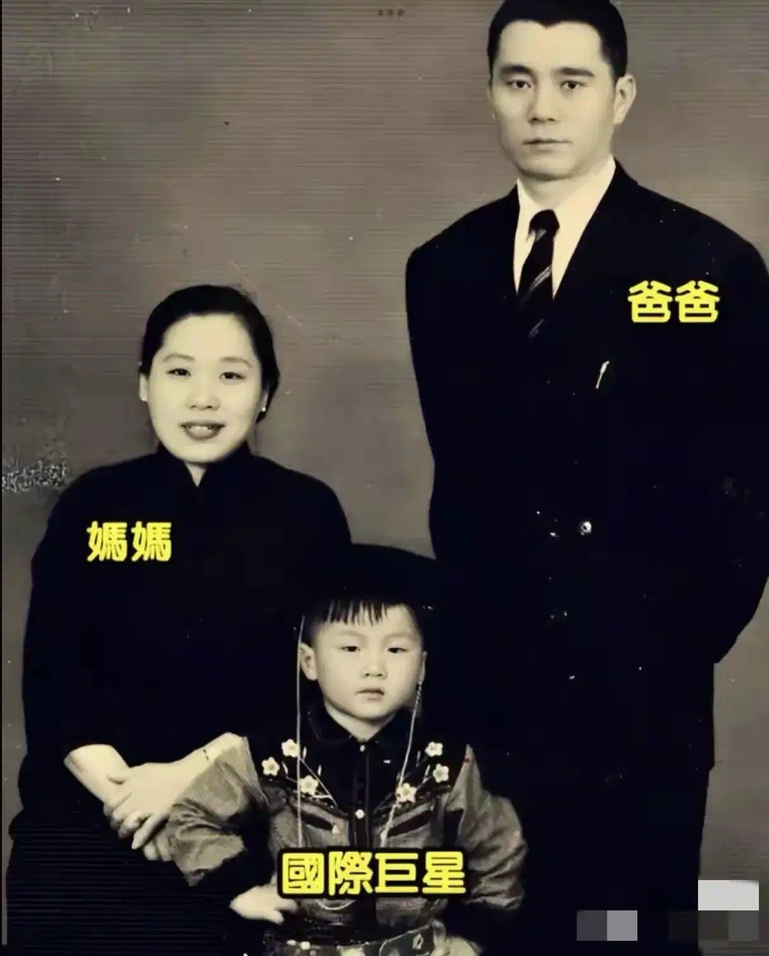 这个乖巧的小男孩长大了可不得了，成了家喻户晓的国际大明星​​​