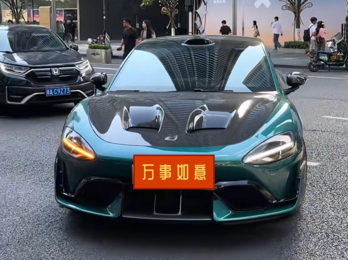 虽然最近小米SU7Ultra碳纤维双风道前舱盖风波不断，到现在跟连续剧一样每天