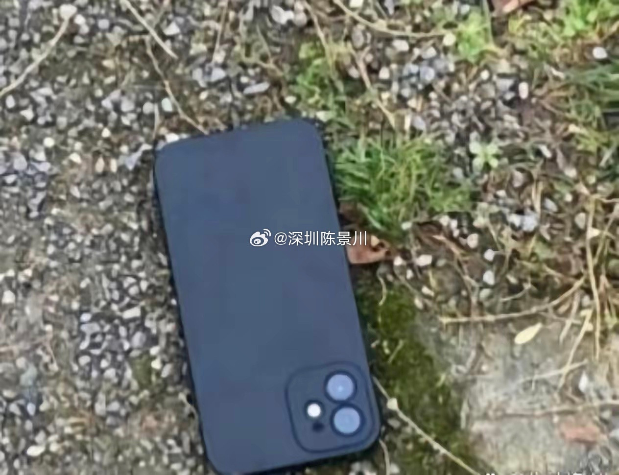 我朋友捡了部苹果手机，估摸至少值六千块。他关机放了一月，拿去修理部解锁。师傅接过