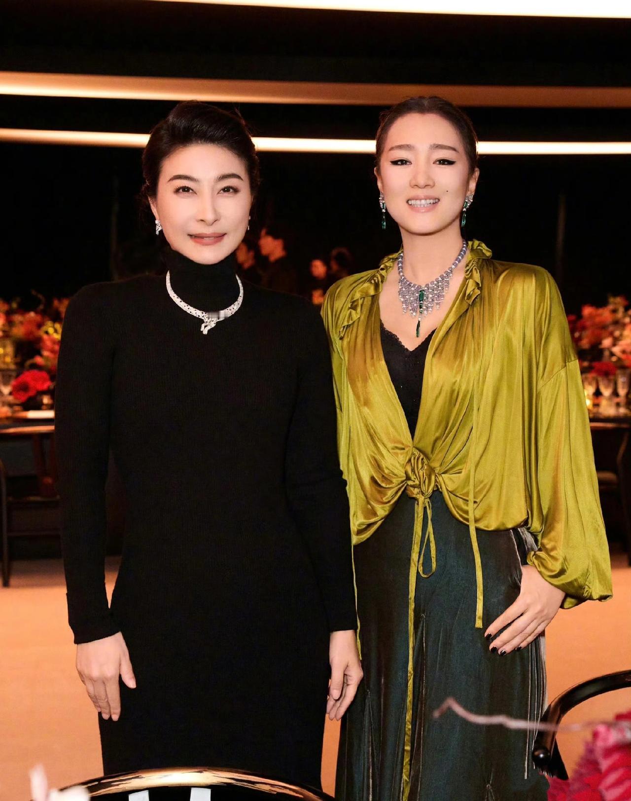 不服不行！郭晶晶长相不是绝色，但与女明星合照从来没输过！巩俐的气场够强了吧？但与