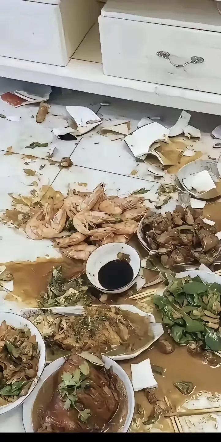 大过年的把日子过成“战场”，真的值得吗？除夕夜本该是全家最温馨的时刻，楼下