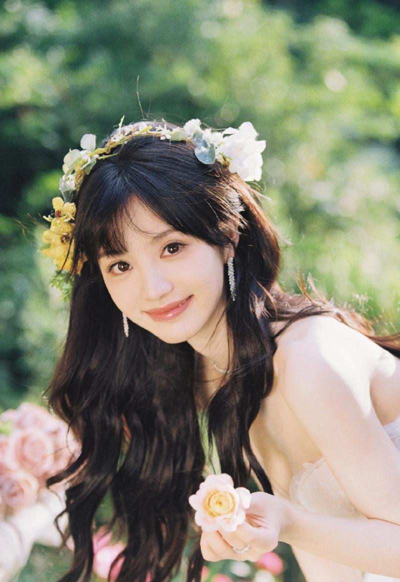 田曦薇简直是从仙境走来的少女！圆润的幼态脸型衬得五官精致灵动，圆溜溜的杏眼藏着星