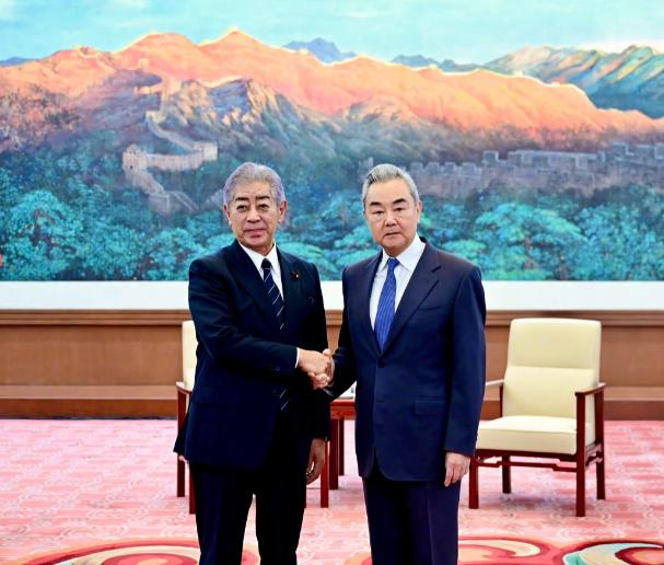 真的太解气了，日本这边彻底沸腾，关键时刻主动低头，专程跑来中国当面表态、郑重承诺