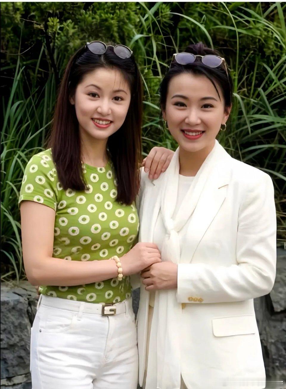 这是林心如和萧蔷年轻时候的一张合影，拍摄于一九九七。当时林心如二十一岁，萧蔷二十