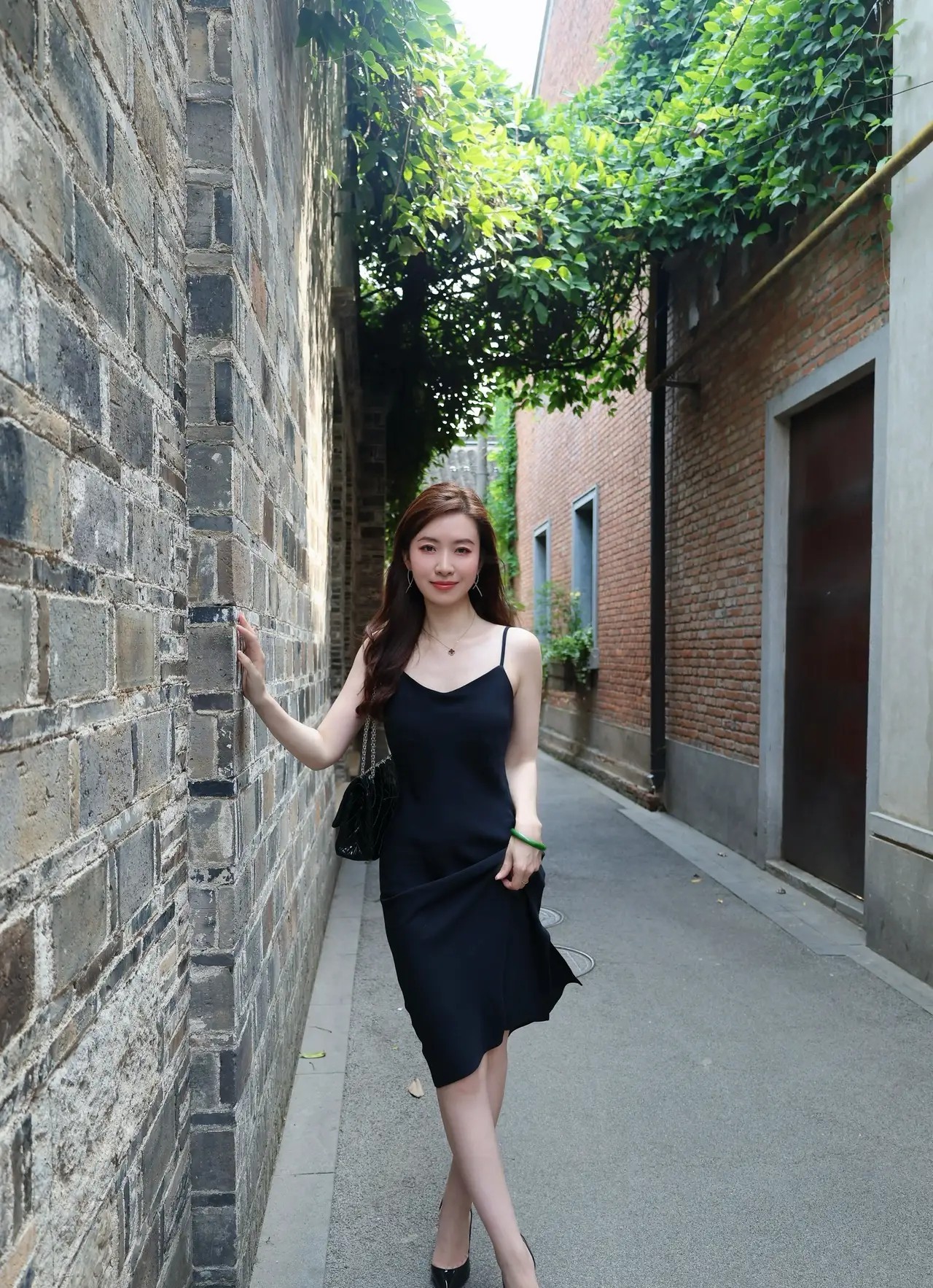 安静的巷子里，只有阳光和我