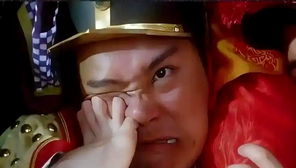 脚趾塞鼻孔，李嘉欣真干了！拍那场戏前，她洗了八遍脚，指甲缝拿牙刷刷。药丸是