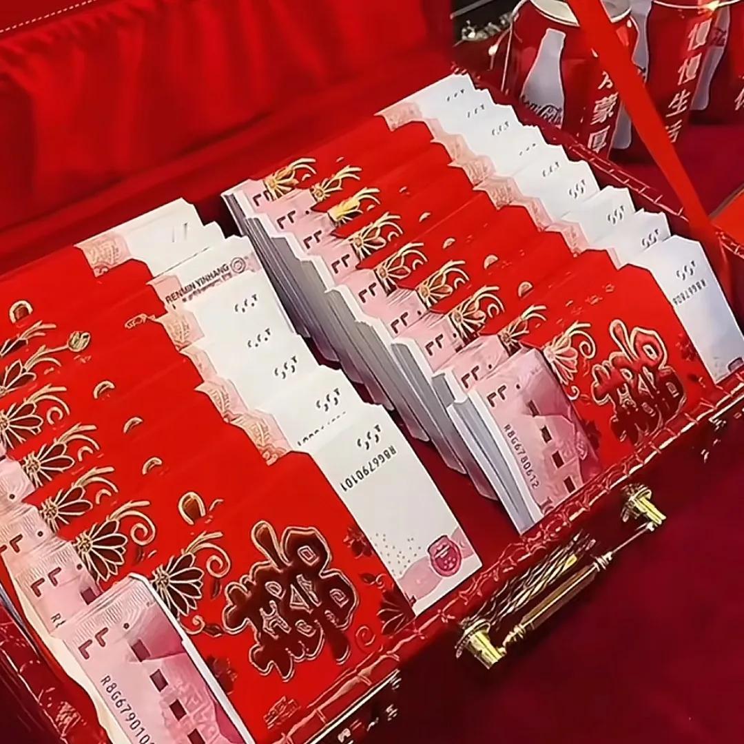 高额彩礼最大的受害者——其实是男方父母！出门闲逛时，不经意间听到隔壁李叔和王