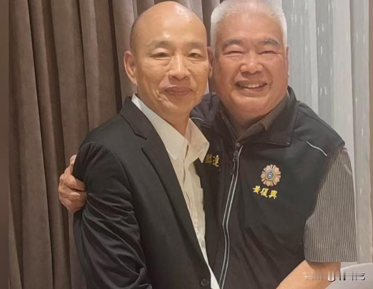 季麟连满脸笑容，韩国瑜却表情僵硬，真的和好了吗？8月26号，国民党中常会通过