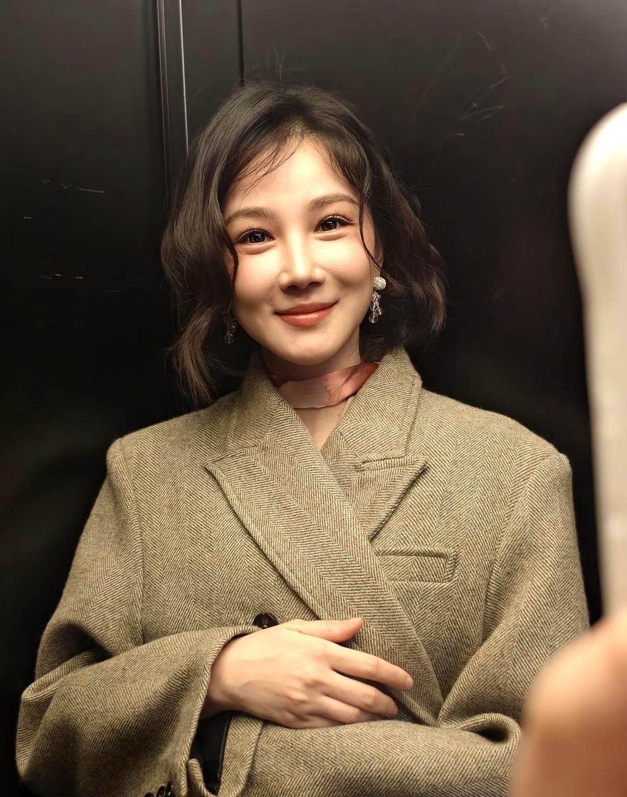 在这个崇尚医美的时代，陈妍希用一张有褶皱的脸，狠狠羞辱了满脸的科技感。米兰