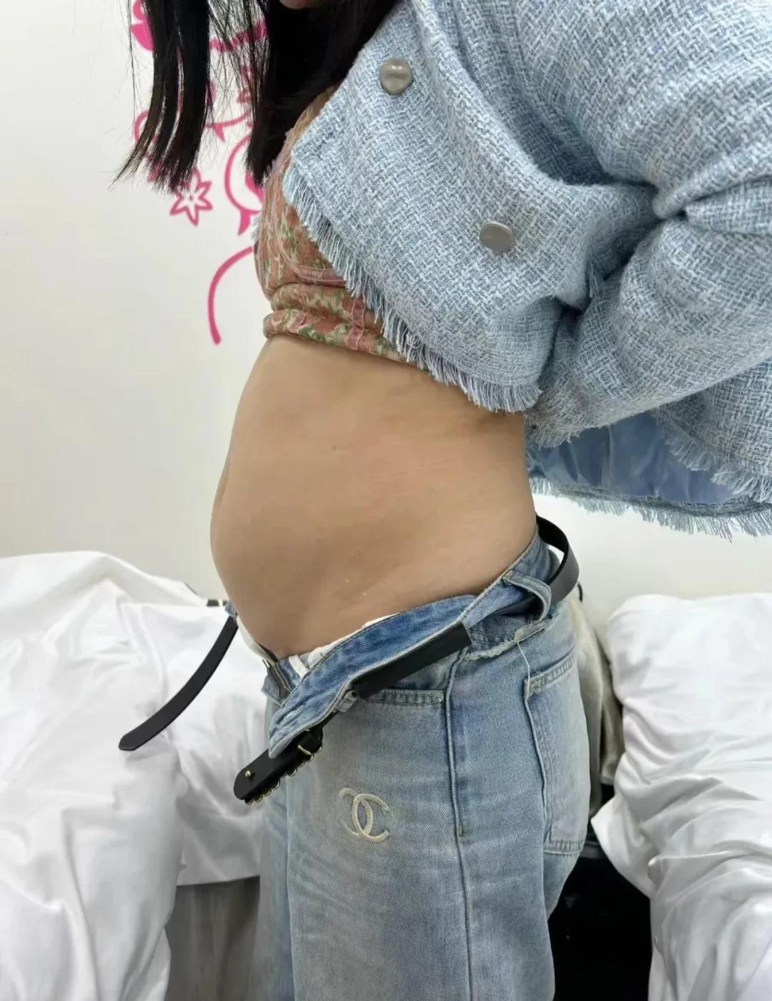 老婆刚才把衣服撩起来，让我看她的小肚子，还嚷嚷着要减肥！我说女人有点小肚子好，有