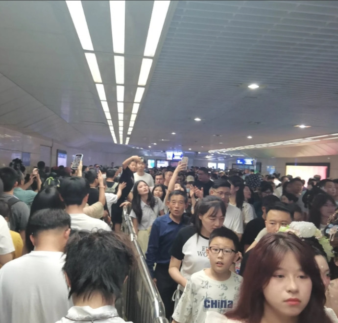 救命啊！五一假期彻底暴露最魔幻现实——一边是商家哭穷，一边是景区被挤爆！西安城墙