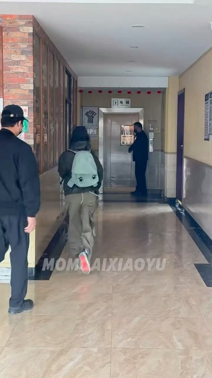 窝鱼背个小书包上学去喽~