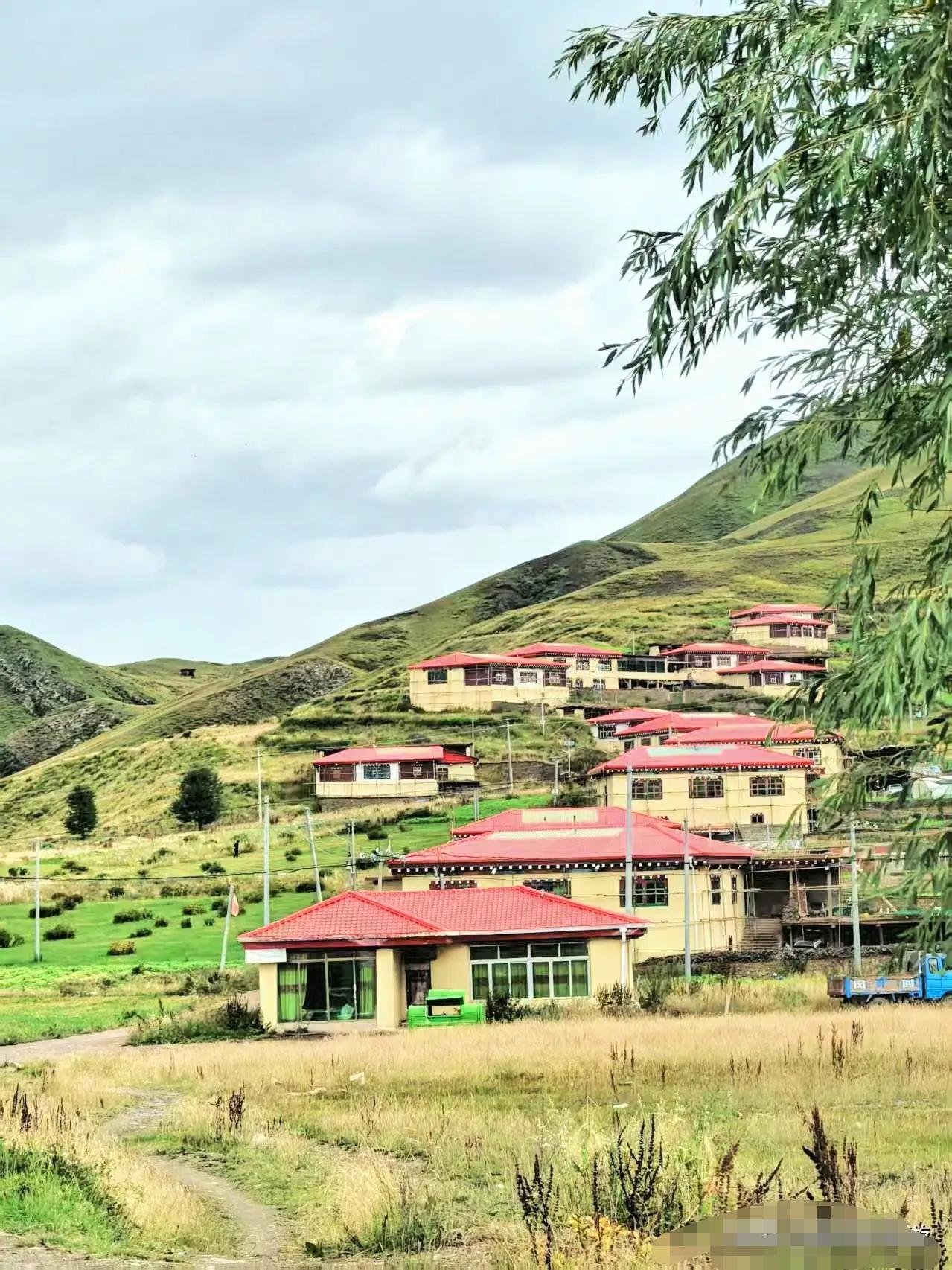 加德满都的深夜里，三台车悄悄打着了火。没人说话，行李塞得很轻，像是怕惊醒什么。