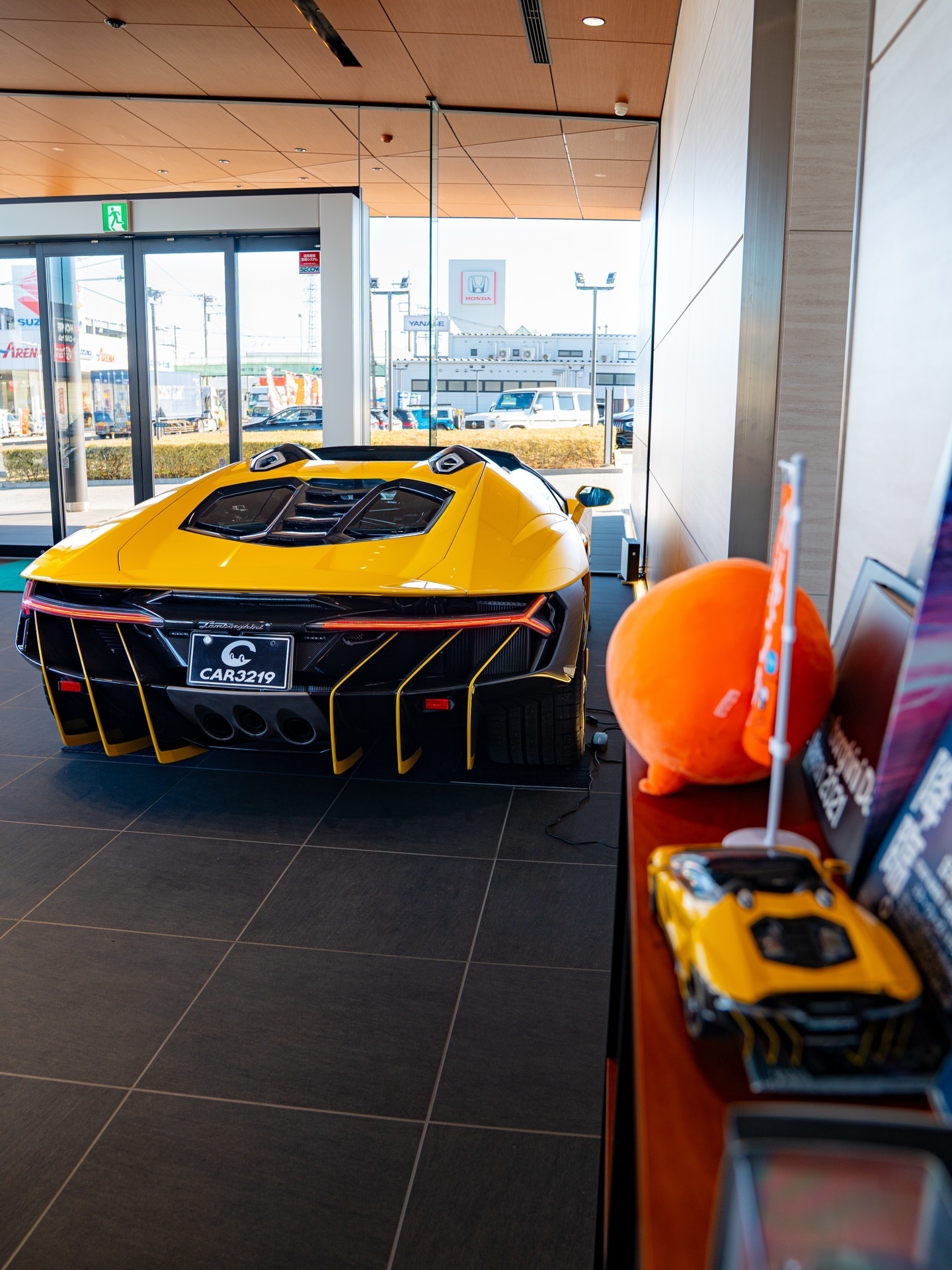 极其罕见的兰博基尼Centenario敞篷跑车在日本仅有两辆，车身为Giallo