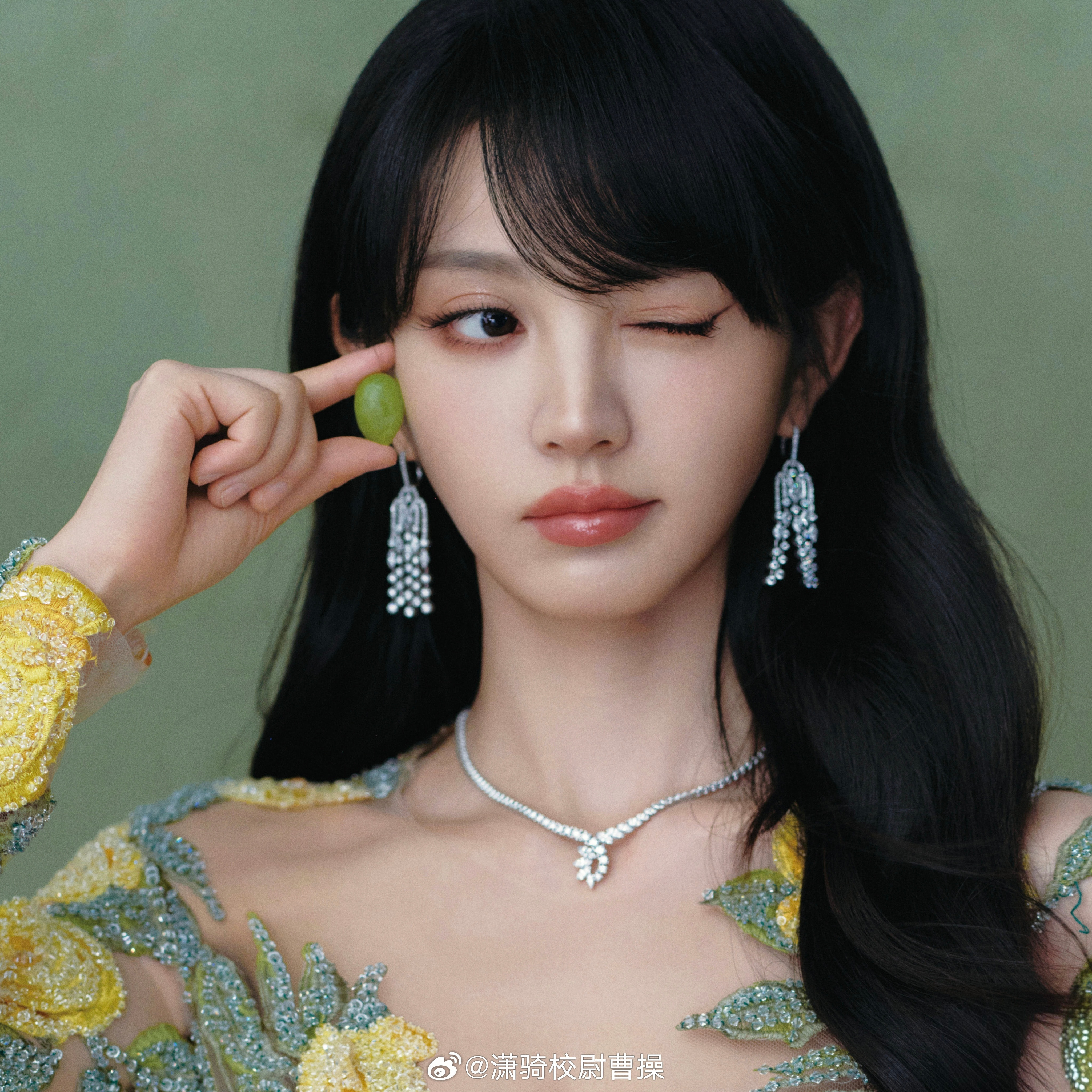 张凌赫田曦薇曾庆杰杀青合照一直都好完美的田曦薇🥳