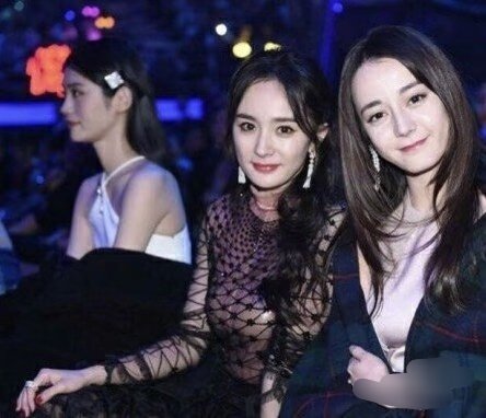 #杨幂迪丽热巴嘉行时期同框#从老板与员工，转变为彼此独立的前同事，身份发生改变，情谊却没有被时光冲淡