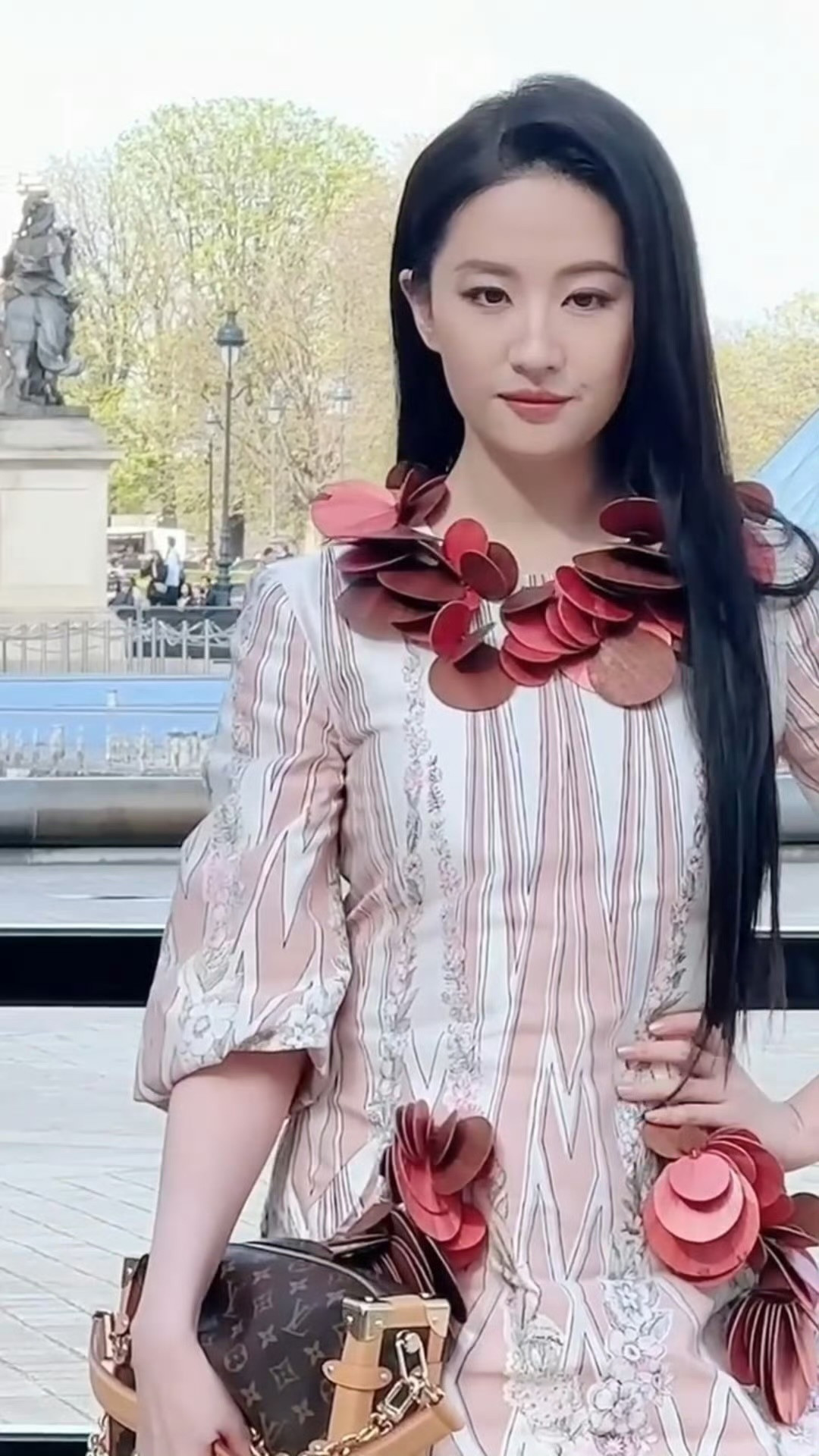 几个代言人里，刘亦菲确实状态最佳，美神来了刘亦菲行走的玫瑰花