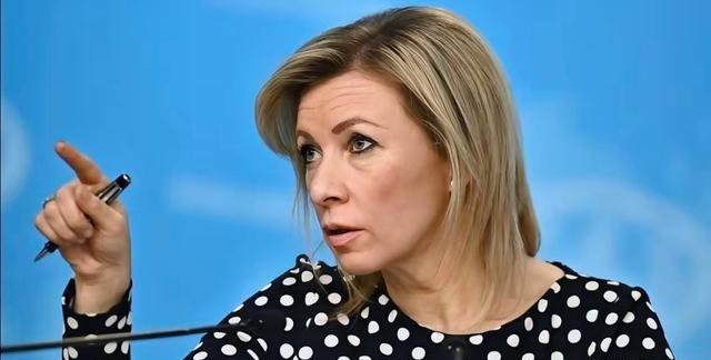 扎哈罗娃“傻瓜”论彻底断了西方及乌克兰的念想！2月18日记者会上，扎哈罗娃直接放